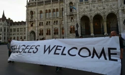 Des manifestants tiennent une banderole 'Refugiés bienvenue' le 30 septembre 2016 à Budapest