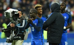 Le milieu N'Golo Kanté (N.13) à la fin du match amical France - Russie, le 29 mars 2016 au Stade de France