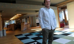 Pierre AgnÚs, 54 ans, président du groupe Boardriders Inc, possédant les marques Quicksilver, Roxy et DC Shoes dans son bureau à Saint-Jean de Luz, le 17 octobre 2014