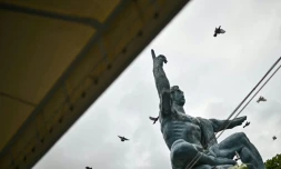 Des colombes volent au-dessus de la statue de la paix, à Nagasaki le 9 août 2025, jour du 80e anniversaire du bombardement atomique de la ville
