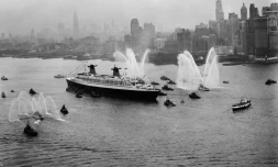 Le paquebot "France" arrive à New York au terme de sa première traversée transatlantique, le 8 février 1962 