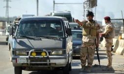 Des soldats irakiens contrÎlent un barrage, le 29 février 2016