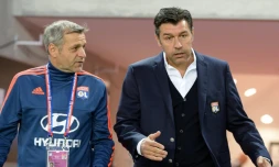 L'entraîneur de Lyon Hubert Fournier (d) et son adjoint Bruno Genesio, le 26 septembre 2015 à Bordeaux