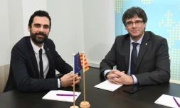 L'indépendantiste catalan Carles Puigdemont (d) et le président du Parlement catalan Roger Torrent, le 24 janvier 2018 à Bruxelles