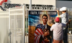 Des posters sont affichés au mémorial improvisé pour l'influenceur conservateur américain assassiné Charlie Kirk au siège de son organisation Turning Point USA, à Phoenix, en Arizona, le 19 septembre 2025