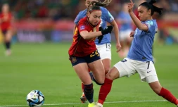 L'arrière latérale de l'équipe de France Sakina Karchaoui (d) au marquage de l'attaquante espagnole Athenea del Castillo, en Ligue des nations, le 28 février 2024 à Séville