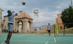 Activité basket organisée pour des enfants en colonie apprenante le 28 juillet 2020 sur l'île Sainte-Marguerite près de Cannes
