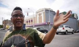 Erricka Bridgeford, une des organisatrice d'un cessez-le-feu de 41 heures, désigne le 8 août 2017 le carrefour à Baltimore où son cousin a été tué par balle en 2015, à Baltimore aux Etats-Unis