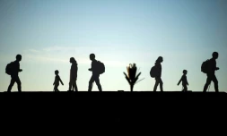 Une installation artistique, avec des silhouettes de migrants, à la Conférence de Marrakech ayant mené à l'adoption du Pacte sur les Migrations, le 11 décembre 2018