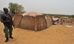 Un gendarme burkinabĂš dans un village proche de Gorom-Gorom, dans le nord du Burkina, le 12 juin 2012