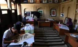 Des étudiants afghans apprennent la calligraphie dans une classe de l'Institut Turquoise Mountain dans le plus vieux quartier de Kaboul, Mourad Khani, le 18 juillet 2017