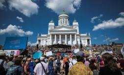 Manifestation sur la Place du Sénat à Helsinki dimanche 15 juillet 2018, pour la défense de droits de l'homme, de la liberté de parole et de la démocratie, à la veille du premier sommet bilatéral Trump-Poutine, organisé dans la capitale finlandaise lundi.