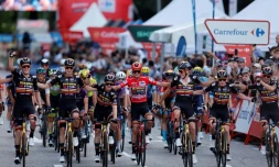 Le triomphe de l'équipe Jumbo-Visma sur la Vuelta avec la victoire de Sepp Kuss (c) devant ses coéquipiers Jonas Vingegaard et Primoz Roglic, à l'arrivée de la 21e et dernière étape, le 17 septembre 2023 à Madrid
