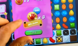 Une personne joue à Candy Crush le 6 mars 2014 à Lille, dans le nord de la France