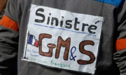 Des employés et syndicalistes de l'équipementier GM&S manifestent à Egletons lors de la visite d'Emmanuel Macron, le 4 octobre 2017