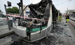 Un tramway incendié à Clamart, au sud-ouest de Paris, le 29 juin 2023