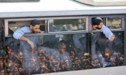 Des cars ramenant à Khan Younes dans le sud de la bande de Gaza des prisonniers palestiniens libérés par Israël, devant l'hôpital Nasser le 13 octobre 2025