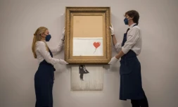 "L'amour est dans la poubelle" ("Love is in the Bin") de Banksy, présenté chez Sotheby's à Londres le 3 septembre 2021