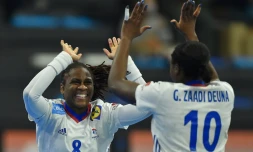 La joie des Françaises Coralie Lassource et Grùce Zaadi Deuna, aprÚs un but marqué contre la SuÚde, lors de leur quart de finale du Mondial-2021, le 15 décembre 2021 à Granollers (Espagne)