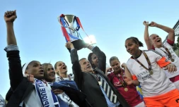 Patrice Lair, alors entraßneur de la section féminine de Lyon, soulÚve le trophée aprÚs la victoire contre Francfort en finale de Ligue des champions, le 17 mai 2012 à Munich