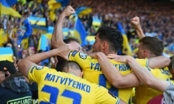 Les joueurs ukrainiens se congratulent après le deuxième but marqué par Roman Yaremchuk contre l'Ecosse en éliminatoires du Mondial 2022, à Glasgow, le 1er juin 2022