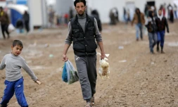 Un déplacé du nord de l'Irak, dans le camp d'Al-Khazir, rapporte des provisions, le 1 décembre 2016