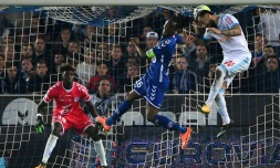 L'attaquant de Marseille Kostas Mitroglou (d) à la lutte avec le défenseur de Strasbourg Bakary Koné (c) à La Meinau, le 15 octobre 2017  