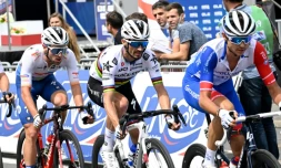 Le coureur français Julian Alaphilippe (C), champion du monde en titre, durant les championnats de France à Cholet, le 26 juin 2022