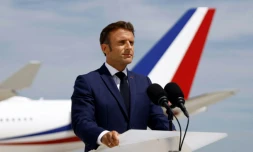 Le président Emmanuel Macron sur le tarmac de l'aéroport d'Orly près de Paris le 14 juin 2022