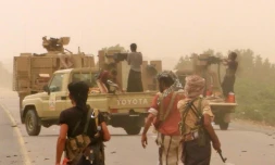 Les forces progouvernementales yéménites se réunissent  le 15 juin 2018 au sud de l'aéroport de Hodeida, une ville de l'ouest du pays tenue par les rebelles