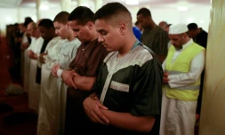 Des musulmans prient dans la Grande mosquée de Saint-Denis, près de Paris, le 27 mai 2017, premier jour du mois sacré du ramadan