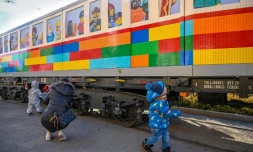 Un tramway grandeur réelle construit par l'artiste hongrois Balazs Doczy avec des pièces de Lego, le 21 novembre 2024 à Budapest en Hongrie