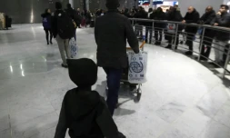Des réfugiés soudanais arrivent à l'aéroport de Roissy-Charles-de-Gaulle, le 18 décembre 2017, près de Paris