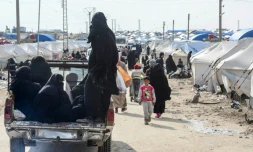 Des femmes voilées et des enfants dans le camp d'Al-Hol où vivent des familles de jihadistes de l'Etat islamique, le 28 mars 2019 dans le nord-est de la Syrie