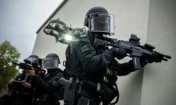 Des membres du RAID participent à un exercice d'entraînement à la libération d'otages, au quartier général du RAID, à Bièvres, dans la banlieue sud de Paris, le 8 octobre 2025
