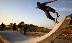 Une figure en skateboard sur la première piste ouverte à Bagdad, le 1er février 2025 en Irak