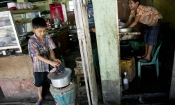 Saw Paing Htway (d) et Min Min, deux enfants qui travaillent dans un teashop (salon de thé) à Rangoun, le 21 octobre 2015
