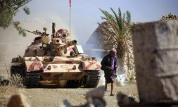 Char des forces progouvernementales dans un combat avec des rebelles chiites Houthis, le 6 avril à Taez dans le sud-ouest du Yemen