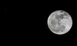 Il y aurait encore plus d'eau que ce que l'on pensait sur la Lune, piégée sous forme de glace dans une multitude de micro-cratères, ce qui représente une ressource potentielle pour les futures missions spatiales