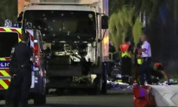 Des policiers autour du camion qui a foncé sur la foule le 14 juillet 2016 sur la Promenade des Anglais à Nice