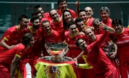 Rafael Nadal (premier plan à droite) se prend en photo avec les autres membres de l'équipe d'Eqspagne vainqueur de la Coupe Davis 2019, le 24 novembre à Madrid