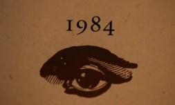 Couverture d'un exemplaire du chef-d??uvre de George Orwell "1984" dans une librairie de Los Angeles, le 25 janvier 2017