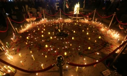 Des Irakiens ont allumé des bougies sur le site où une attaque de drone américain a tué, le 3 janvier 2020, le général iranien Qassem Soleimani à l'aéroport international de Bagdad, le 2 janvier 2021