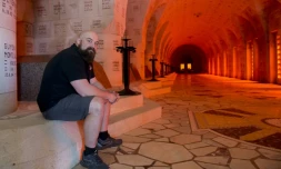 Olivier Gerard, directeur de l'Ossuaire de Douaumont (Meuse), dans le "cloître" du Mémorial, le 8 avril 2020
