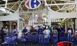 Mercredi 25 juin 2003
Le personnel de Carrefour à Saint-Denis est en grève pour protester contre le licenciement d'un employé