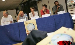 Mardi 3 mai 2005 -
Lors d ela conférence sur la La Case adaptée au développement durable de La Réunion