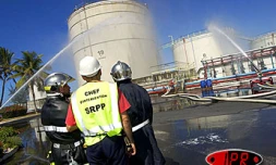 Lors d'un exercice de simulation d'incendie à la SRPP (société réunionnaise des produits pétroliers)