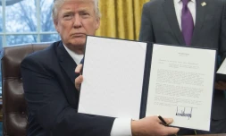 Le président américain Donald Trump présente le document actant le retrait des Etats-Unis du partenariat transpacifique (TPP), à Washington le 23 janvier 2017