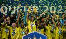 Le capitaine de Nantes Ludovic Blas brandit la Coupe de France remportée face à Nice, le 7 mai 2022 au Stade de France