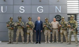 Photo fournie par la présidence tunisienne le 4 août 2021 montrant Kais Saied avec des membres de la Garde nationale à Bir Bour Rekba, à une soixantaine de la capitale tunisienne